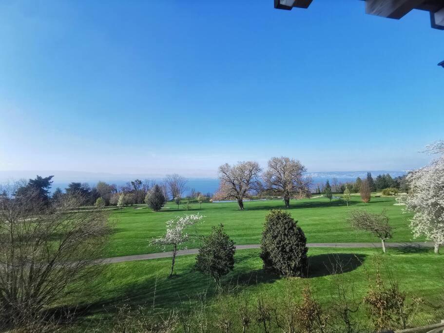 Appartement Vue Sur Le Golf Et Le Lac Leman Publier Luaran gambar
